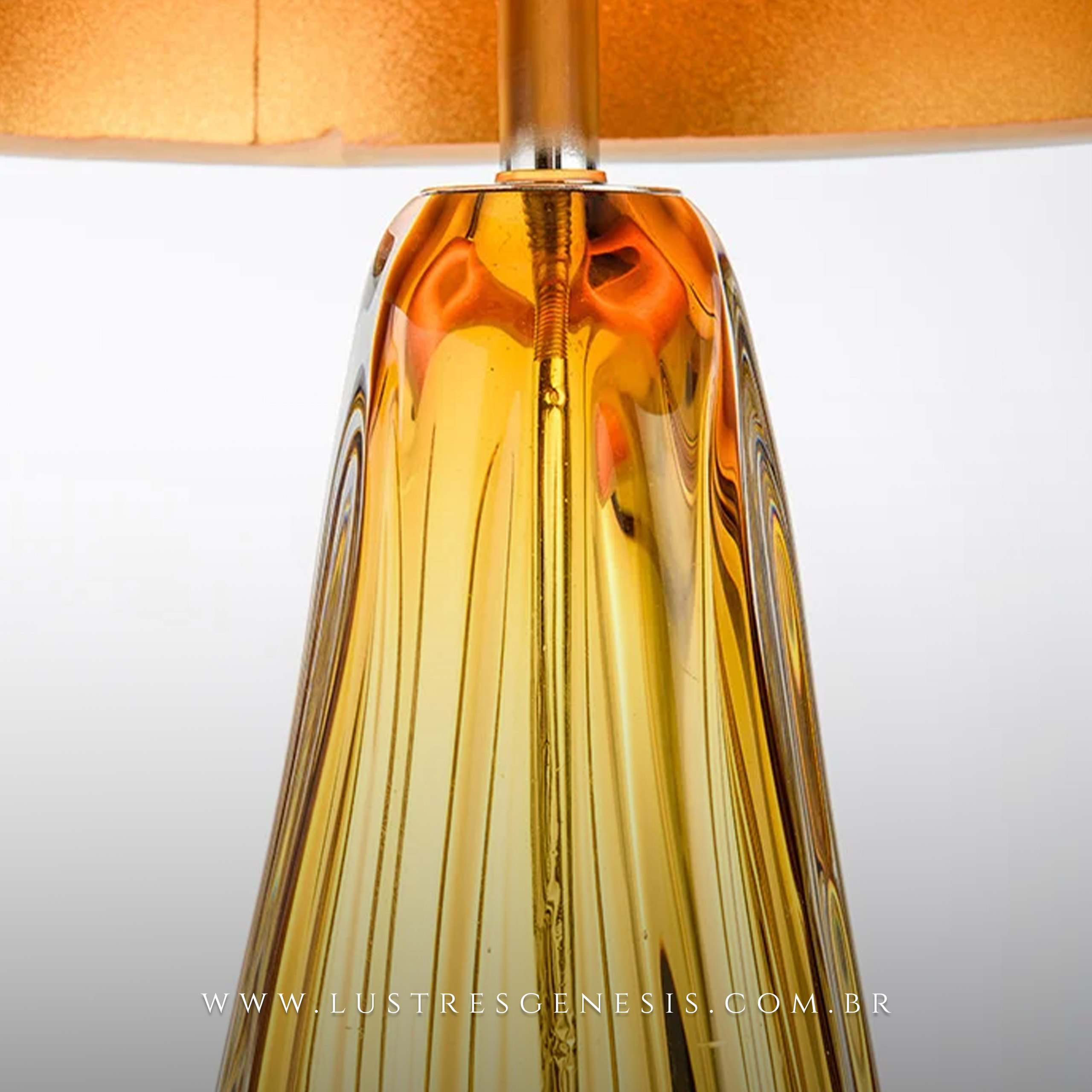 Abajur Roma com base de vidro dourado e cúpula branca, ideal para quartos e escritórios, produto Lux Lustres.